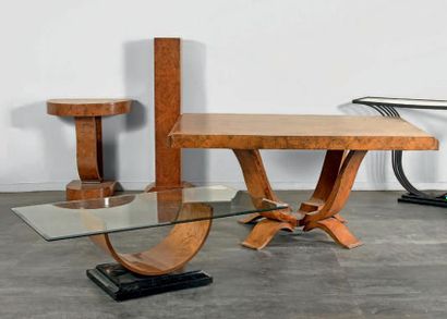 TRAVAIL FRANÇAIS, 1930 
Ensemble comprenant: une table de salle à manger en placage...