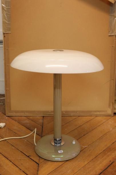 MURANO 
Lampe de table en verre et métal chromé, abat-jour articulé.
(Fêle à l'abat-jour).
Hauteur:...