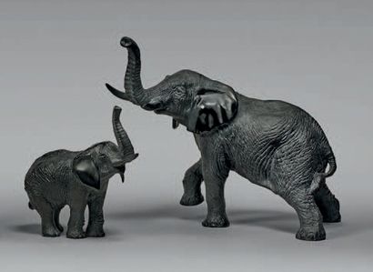 DAUM 
- Éléphant
Épreuve en verre fumé noir, signée.
Hauteurs: 23 cm - Longueur:...