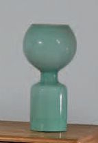 MASSIMO VIGNELLI (1931-2014) 
Lampe en verre opalin bleuté
Hauteur: 38 cm