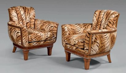 Paul Follot (1877-1941) 
Paire de larges fauteuils en placage de macassar, dossier...