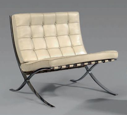 Ludwig Mies van der Rohe (1886-1969) 
Paire de chauffeuses «Barcelona» en métal chromé,...