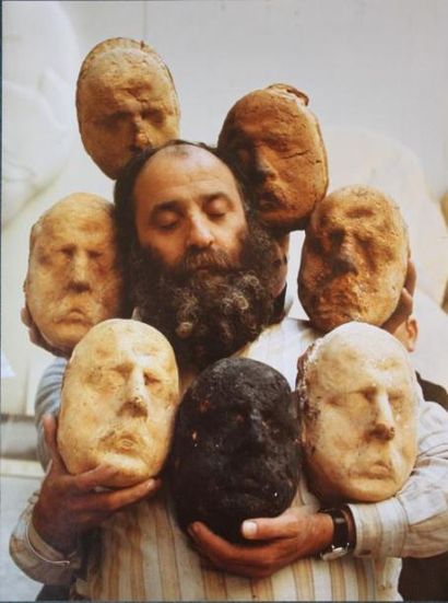 J.C. SAUER, photographe à Paris-Match Portrait du sculpteur César (1935-2013) entouré...