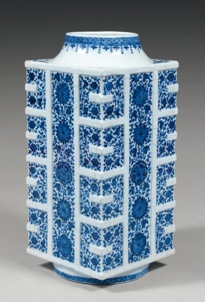 null VASE de forme "cong" en porcelaine de pâte tendre décoré en bleu sous couverte...