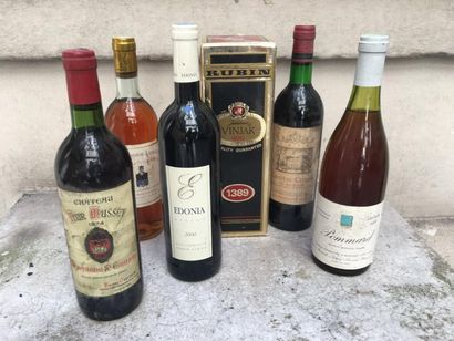 null Lot de 22 bouteilles de vin :
-3 bouteilles Château Tour Musset 1974
-1 bouteille...