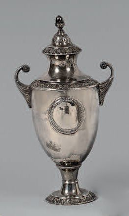 null Petite urne couverte en métal argenté orné de feuillages. Deux anses en crosse.
Angleterre,...