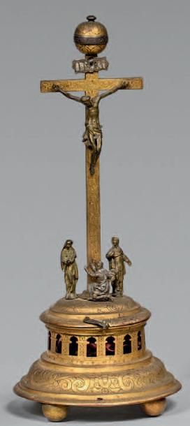 null Horloge de table en bronze doré et argenté en forme de crucifix surmonté d'un...