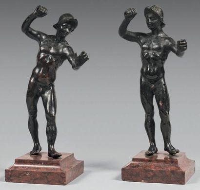 null Deux statuettes de soldats nus casqués flagellant, en bronze à patine noire.
Allemagne...