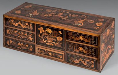 null Petit cabinet en marqueterie de fleurs et feuillages avec incrustations d'ivoire...