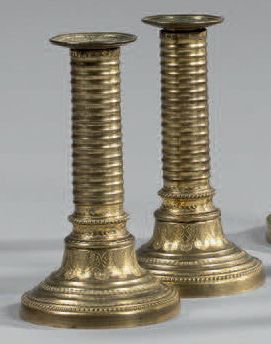 null Deux paires de bougeoirs en colonne cannelée en bronze.
Fin du XVIIIe siècle.
Hauteur:...