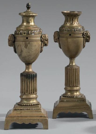 null Paire de cassolettes en bronze doré en forme de vase ovoïde à piédouche et prises...