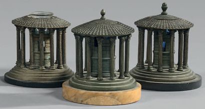 null Trois encriers en bronze en forme de temples ronds romains.
Époque Restaura...