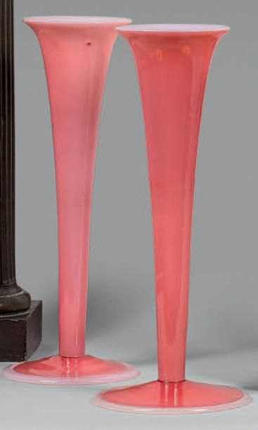 null Paire de vases de forme cornet à base ronde en opaline rose saumon.
XIXe siècle.
Hauteur:...