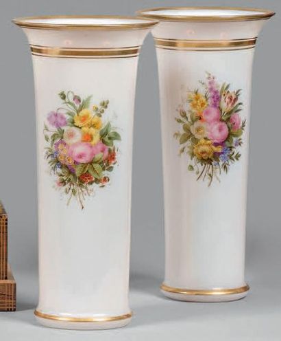 null Paire de vases cylindriques à col évasé en opaline blanche et or ornés d'une...