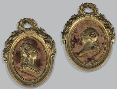 null Paire de petits médaillons en bronze doré représentant Louis XVI et Marie-Antoinette.
Cadres...