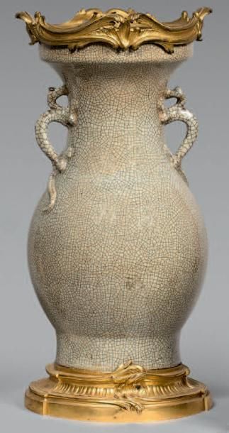 null Grand vase balustre en céramique craquelée à deux anses en forme de dragons....