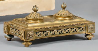 null Encrier de bureau en bronze doré à deux godets feuillagés. Ceinture ornée de...