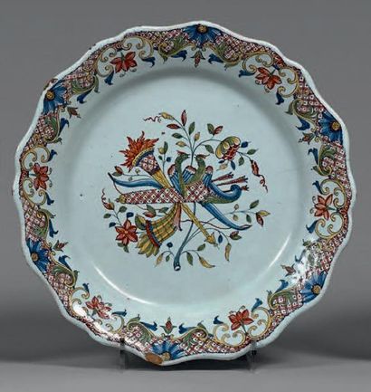 ROUEN Assiette à bord contourné, décor polychrome dit «au carquois» au centre et...