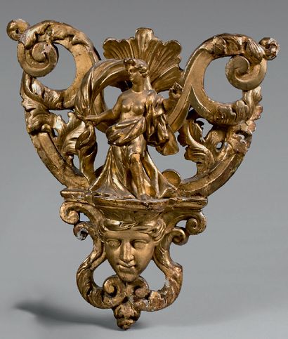 null Élément décoratif d'applique à suspendre en bois doré sculpté d'une nymphe sur...