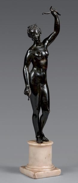  Statuette figurant une Diane chasseresse dénudée. Bronze à patine brune. Cercle...