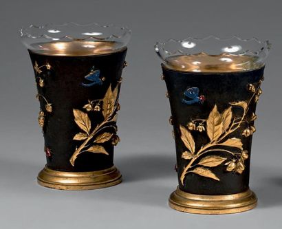 null Paire de petits vases en bronze doré, laqué noir et émaillé à décor en relief...