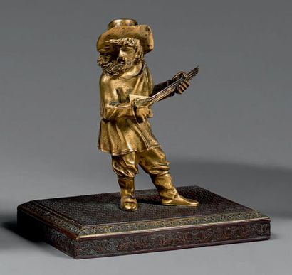 null Plaque à papiers ornée d'un joueur de balalaïka en bronze doré.
Russie, XIXe...