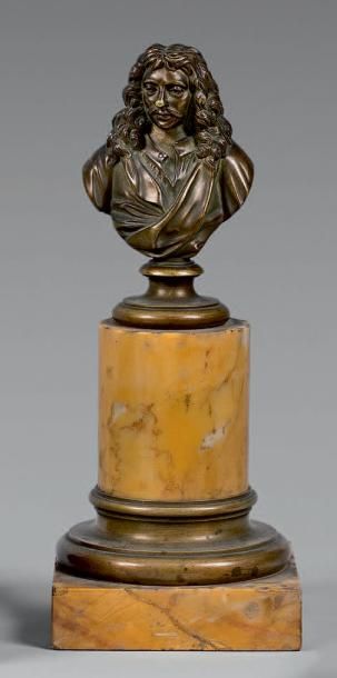 null Buste de Molière portant perruque en bronze à patine médaille.
Socle colonne...