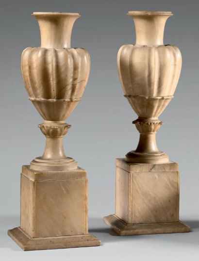 null Paire de vases balustre à godrons en albâtre. Piédouche feuillagé sur socle...