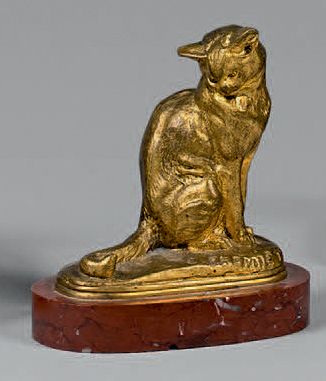 Emmanuel Fremiet (1824-1910) 
Chat assis
Presse-papiers en bronze doré, signé.
Fonte...