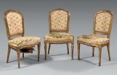 null Trois chaises à dossier cabriolet en bois sculpté et redoré.
Style Louis XVI,...