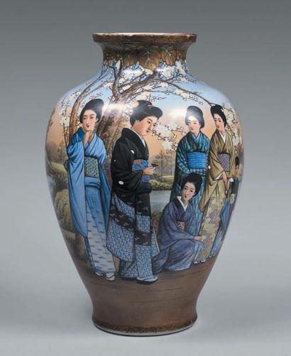 JAPON, Fours de Kutani - Époque Meiji (1868-1912) Vase balustre en porcelaine émaillée...