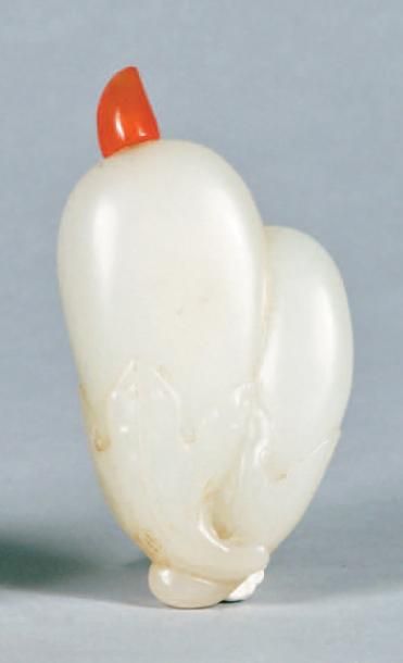 CHINE - XXe siècle Groupe en néphrite blanche transformé en flacon tabatière formant...