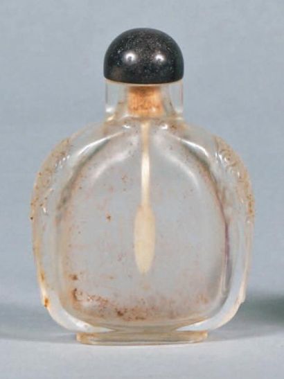 CHINE - XXe siècle Flacon tabatière de forme carrée aplatie en cristal de roche à...