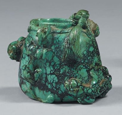 CHINE - XIXe siècle Petit lave-pinceaux en turquoise sculpté de quatre chilong l'entourant.
(Petits...