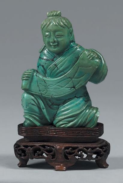 CHINE - Début XXe siècle Statuette d'enfant en turquoise, agenouillé montrant un...