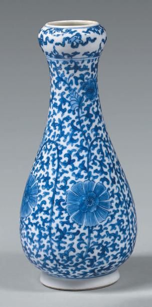 CHINE - XXe siècle Vase de forme suantouping «gousse d'ail» en porcelaine à décor...