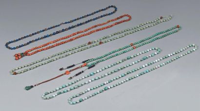 CHINE Ensemble comprenant quatre colliers en turquoise, un en corail, et un en lapis...