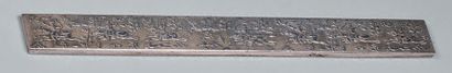 CHINE - XXe siècle Réglette en argent à décor en léger relief d'une scène de chasse.
Largeur:...