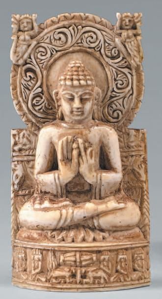 TIBET - XIXE SIÈCLE Plaque en os sculptée du Bouddha, assis en padmasana sur un socle...