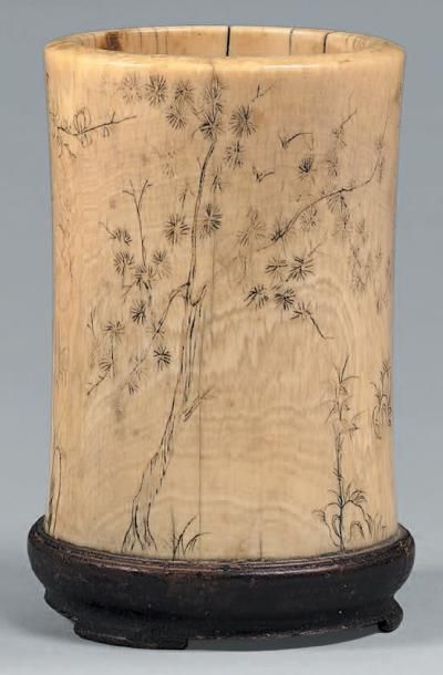 CHINE - XVIIe/XVIIIe siècle Porte-pinceaux en ivoire à décor gravé de bambous, pins,...