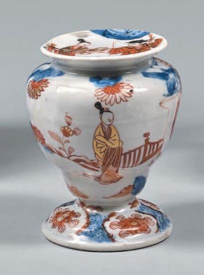 CHINE - Époque KANGXI (1662-1722) Présentoir de forme balustre sur piédouche en porcelaine...
