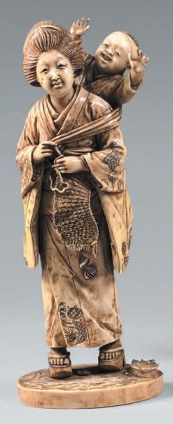 JAPON - Epoque MEIJI (1868-1912) Okimono en ivoire partiellement teinté, jeune femme...