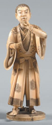 JAPON - Epoque MEIJI (1868-1912) Okimono en ivoire, Benten richement parée tenant...