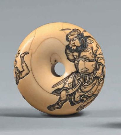 JAPON - Fin Époque EDO (1603-1868) Manju en ivoire, à décor gravé en karakiri de...