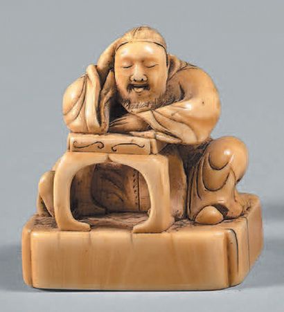 JAPON - Époque EDO (1603-1868) Netsuke en ivoire, Rosei assoupi accoudé à une table...