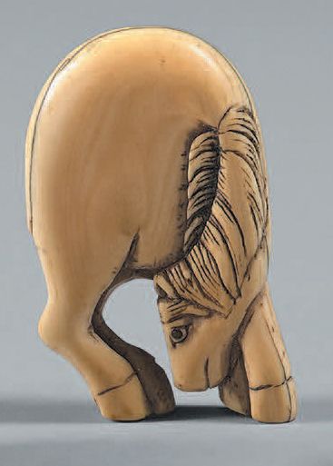 JAPON - Epoque MEIJI (1868-1912) Netsuke en ivoire, cheval debout paissant.
Non signé
Hauteur:...