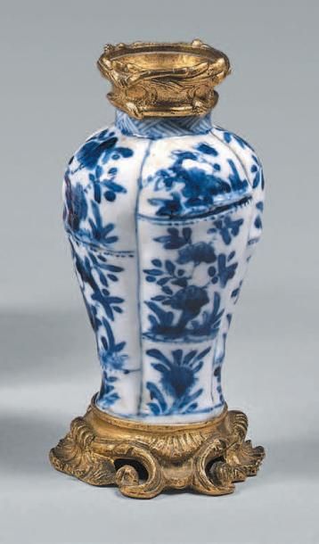 CHINE - Époque KANGXI (1662-1722) Petit vase balustre lobé en porcelaine à décor...