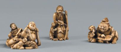 JAPON - Epoque MEIJI (1868-1912) Ensemble de trois petits okimono en ivoire dans...