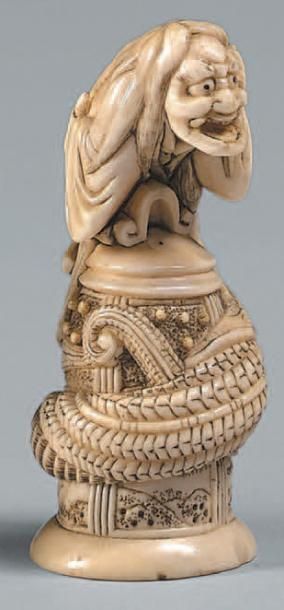 JAPON - Époque Edo (1603-1868), XIXe siècle Netsuke en ivoire, Kiyohime s'enroulant...