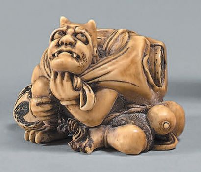 JAPON - Epoque MEIJI (1868-1912) Netsuke en ivoire, Raiden assis, ses tambours dans...